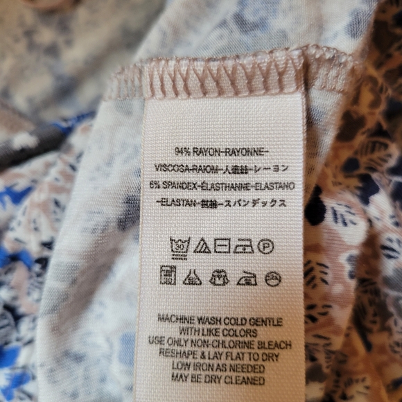 Black Fri! FP Hollywood Printed Floral Plunge V-Neck Top, NWOT, S, Cloth Buttons - Picture 13 of 14